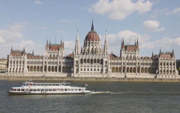 Az Országház épülete a Duna felől, 1990-es évek.
