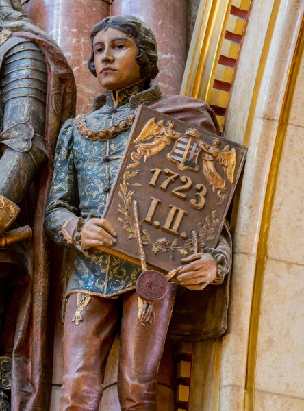 III. Károly király apródjának szobra az uralkodó balján, az Országház kupolacsarnokában.