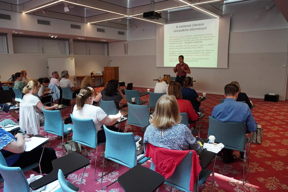 Egy ellentmondásos korszak – Politikai élet a két világháború közötti Magyarországon című továbbképzés