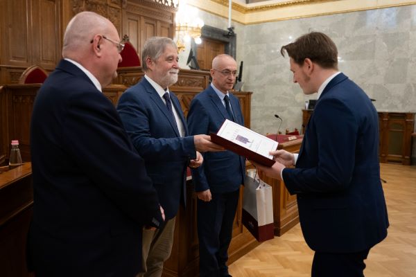 Molnár Dániel átveszi a győztes pályamunkáért járó díjat